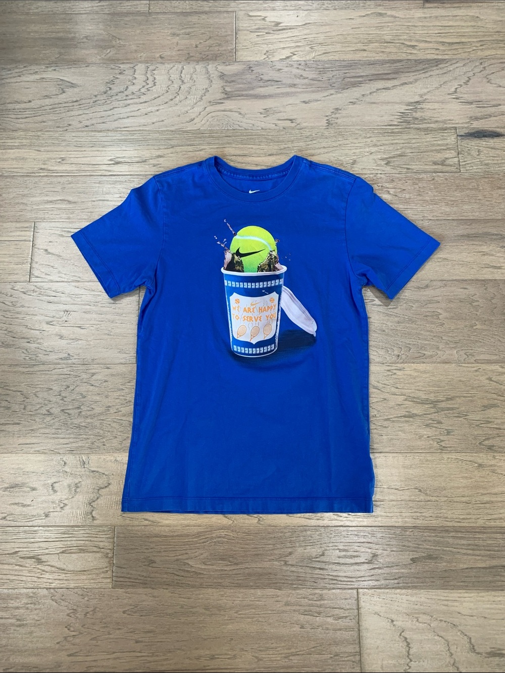 Nike Court Heritage Men's Tennis T-Shirt Iconic NY City Cup Size Small